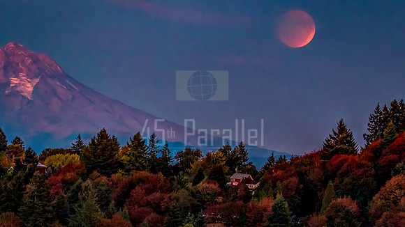 Total lunar eclipse over Mount Hood